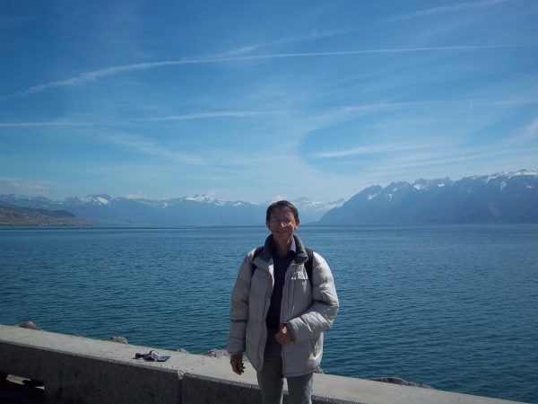 Patrick Huet au bord du lac Léman à Lausanne, en face d'Evian.