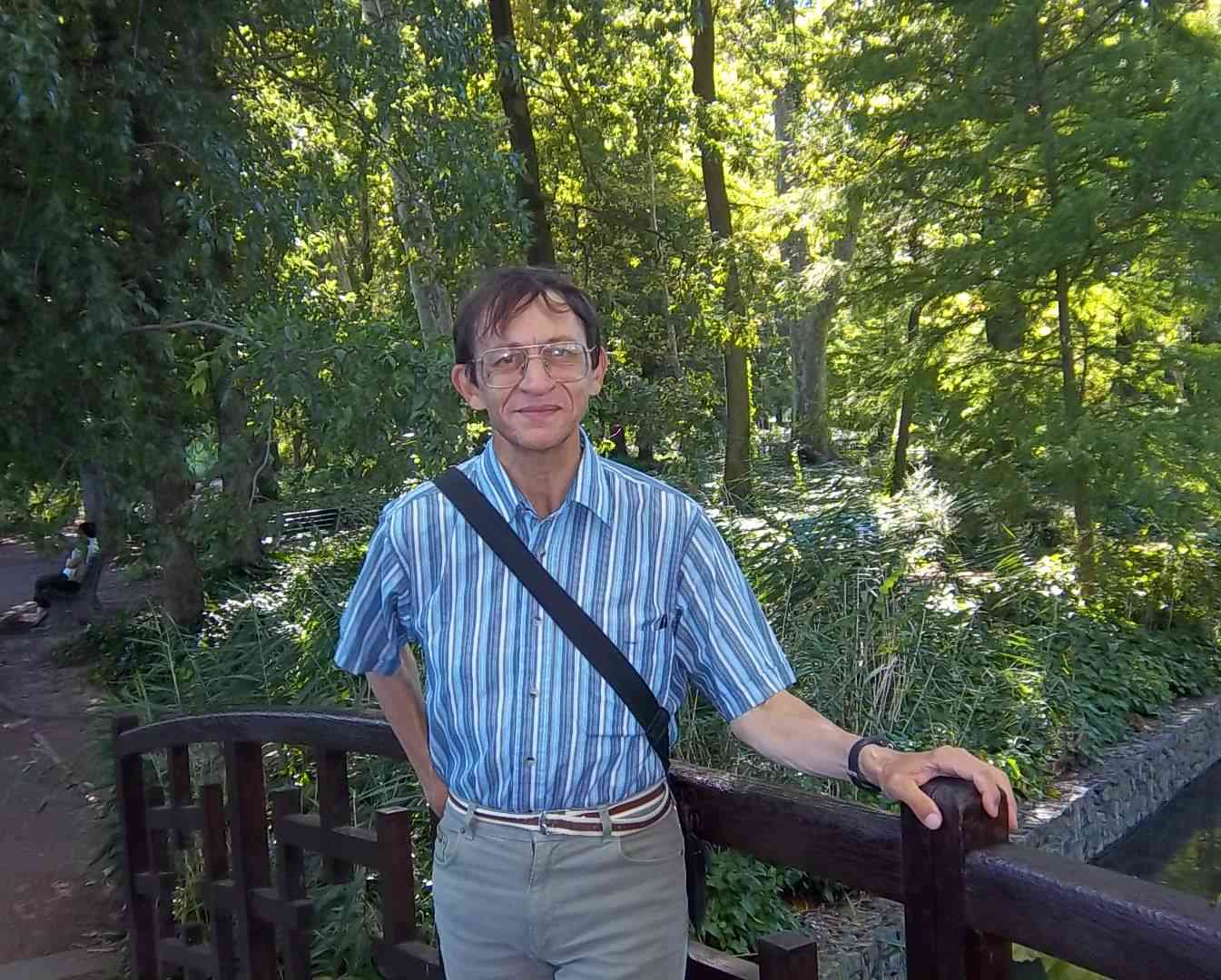 Patrick Huet sur un pont au Parc de la Tête d'or, moment de détente.