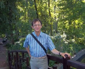 Patrick Huet écrivain sur un pont au Parc de la Tête d'or