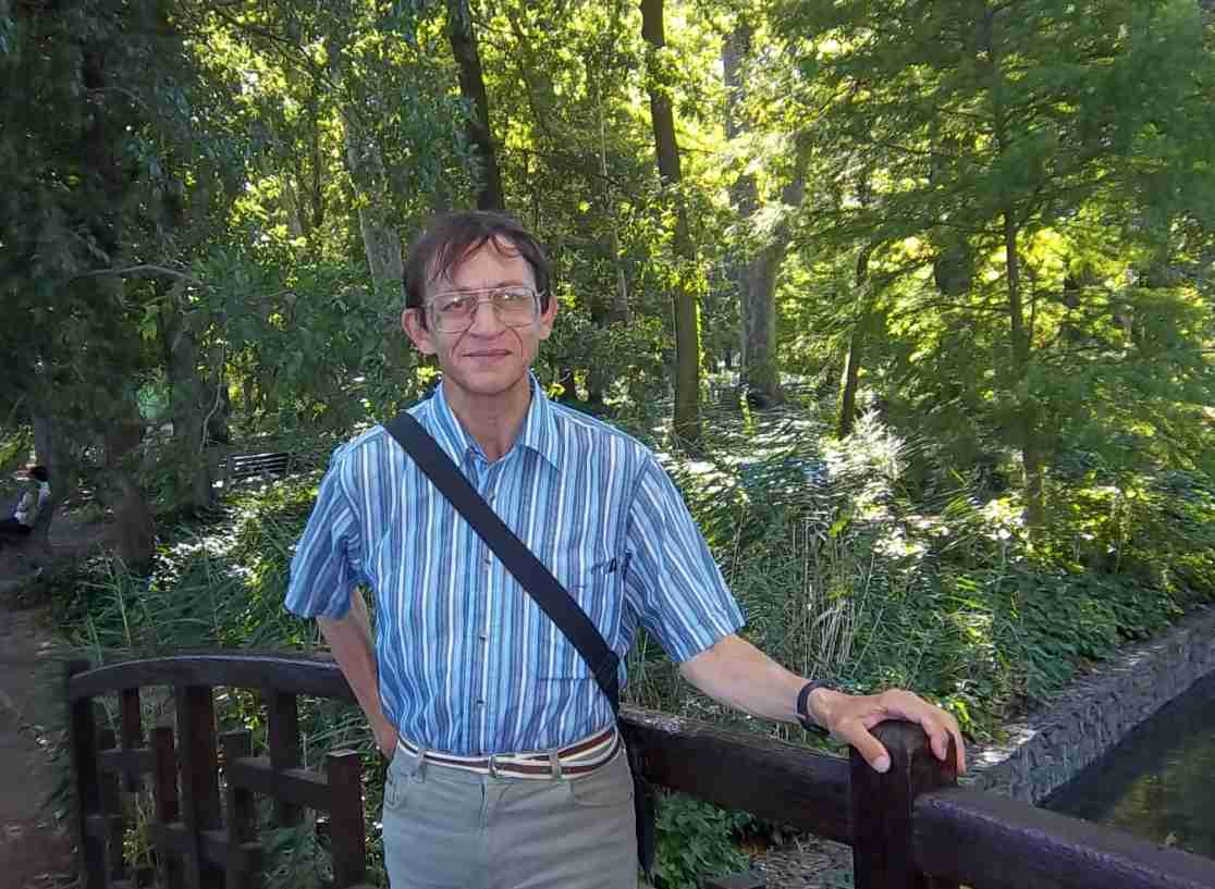 Patrick Huet écrivain et Fleuve-trotteur sur un pont au Parc de la Tête d'or
