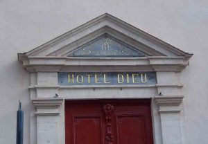 Fronton de l'Hôtel-Dieu de Belleville. Photo de Patrick Huet.